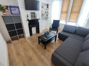 4 BEDROOM HOUSE HOT TUB PARKING & GARDEN NEAR CENTRAL LONDOn